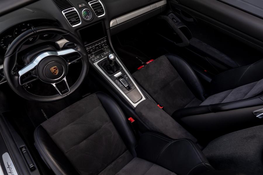 Интерьер Porsche Boxster Spyder (981) 2016 года  (фото 45 из 72)